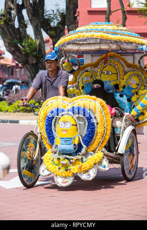 Frau Trägt einen Niqab Reiten in Trishaw, Melaka, Malaysia. Stockfoto