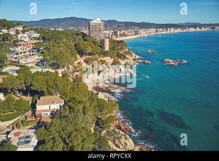 Antenne Landschaft Bild von einem spanischen Costa Brava an einem sonnigen Tag, in der Nähe der Stadt Palamos Stockfoto