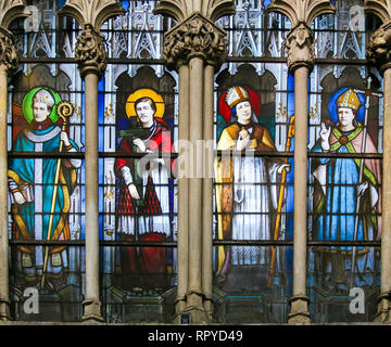 Glasmalereien in der Kirche von St. Severin, Latin, Paris, Frankreich, Darstellung von katholischen Heiligen Stockfoto