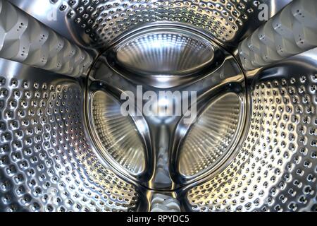 Close-up Detail, Edelstahl, drum der modernen Waschmaschine Interieur. Abstrakte Silber glänzende Oberfläche Design. Stockfoto