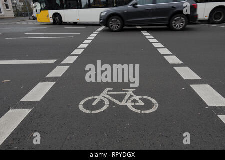 Fahrrad Kreuzung Lane an der Ampel. Oldenburg. Niedersachsen. Deutschland Stockfoto