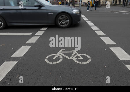 Fahrrad Kreuzung Lane an der Ampel. Oldenburg. Niedersachsen. Deutschland Stockfoto