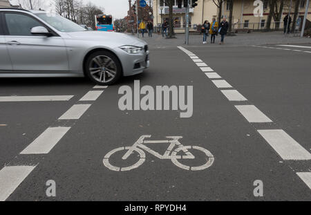 Fahrrad Kreuzung Lane an der Ampel. Oldenburg. Niedersachsen. Deutschland Stockfoto