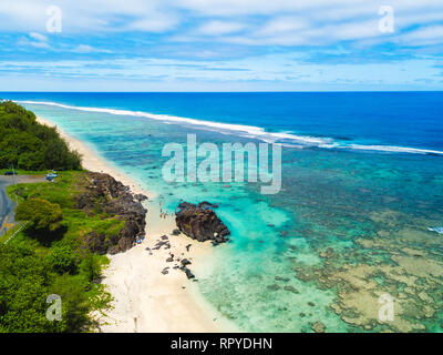 Ein Luftbild von Black Rock Beach in Rarotonga auf den Cook-inseln mit blauen Wasser Stockfoto