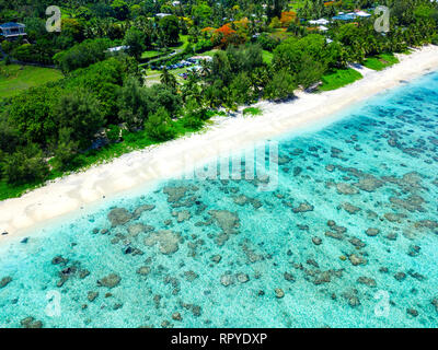 Ein Luftbild von Black Rock Beach in Rarotonga auf den Cook-inseln mit blauen Wasser Stockfoto