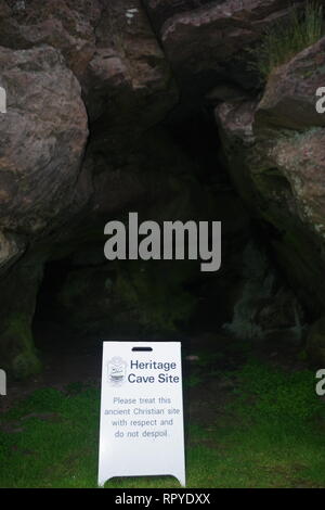 Constantines Höhle, Balcomie Sands, Craighead, Fife, Schottland, Großbritannien. Stockfoto