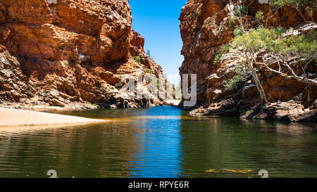 Ellery Creek Big Hole in den West MacDonnell Ranges in WINDOWS NT Outback Australien Stockfoto