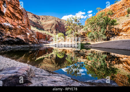 Malerischer Blick auf lurline Schlucht wasser Loch in die West MacDonnell Ranges NT Outback Australien Stockfoto