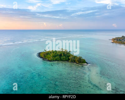 Ein Luftbild von Muri Lagune bei Sonnenaufgang auf Rarotonga auf den Cook-inseln Stockfoto