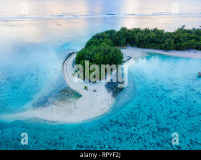 Ein Luftbild von Muri Lagune bei Sonnenaufgang auf Rarotonga auf den Cook-inseln Stockfoto