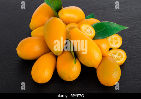 Helles orange Kumquats auf schwarzem Hintergrund. Studio Foto Stockfoto
