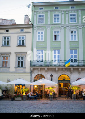 Touristen auf rynok oder Marktplatz, der Hauptplatz in der Altstadt von Lviv, Ukraine. Seine gut erhaltenen Architektur, die sich harmonisch Mittel- und EAS Stockfoto