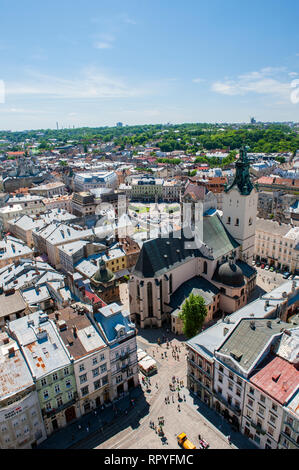 Der Blick auf die Altstadt vom Uhrenturm am Marktplatz im Zentrum von Lviv, Ukraine. Stockfoto