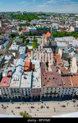 Der Blick auf die Altstadt vom Uhrenturm am Marktplatz im Zentrum von Lviv, Ukraine. Stockfoto