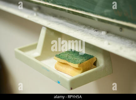 Berlin, Deutschland. 11 Feb, 2019. Ein Schwamm liegt auf der Tafel Credit: Annette Riedl/dpa/Alamy leben Nachrichten Stockfoto