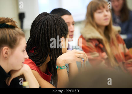 Berlin, Deutschland. 11 Feb, 2019. Zwei Schülerinnen Bericht Klasse. Quelle: Annette Riedl/dpa/Alamy leben Nachrichten Stockfoto