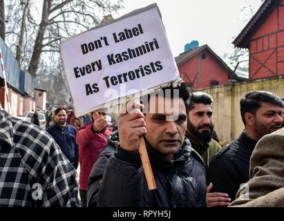 Srinagar, Kashmir. 23 Feb, 2019. Ein Anhänger der Nationalen Konferenz (NC), einer politischen Partei, die eine Plakette während des Protestes in Srinagar. Die nationale Konferenz (NC) einen Protestmarsch in Srinagar, gegen die Angriffe auf die in Jammu und Kaschmir in anderen Teilen des Landes organisiert, nachdem mindestens 40 zentrale Reserve Polizei (Crpf) Personal am 14.Februar getötet wurden. Credit: Saqib Majeed/SOPA Images/ZUMA Draht/Alamy Live News Credit: ZUMA Press, Inc./Alamy leben Nachrichten Stockfoto