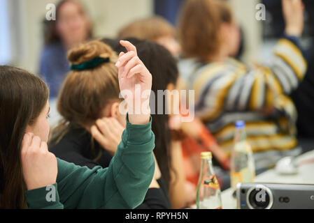 Berlin, Deutschland. 11 Feb, 2019. Zwei Schülerinnen Bericht klasse Quelle: Annette Riedl/dpa/Alamy leben Nachrichten Stockfoto