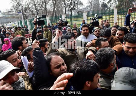 Srinagar, Kashmir. 23 Feb, 2019. Anhänger der Nationalen Konferenz (NC), einer etablierten politischen Partei werden gesehen, riefen Parolen während des Protestes in Srinagar. Die nationale Konferenz (NC) einen Protestmarsch in Srinagar, gegen die Angriffe auf die in Jammu und Kaschmir in anderen Teilen des Landes organisiert, nachdem mindestens 40 zentrale Reserve Polizei (Crpf) Personal am 14.Februar getötet wurden. Credit: Saqib Majeed/SOPA Images/ZUMA Draht/Alamy Live News Credit: ZUMA Press, Inc./Alamy leben Nachrichten Stockfoto