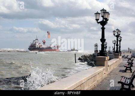 Foto Donato Fasano - LaPresse 23 02 2019 - Bari Cronaca Una nave Mercantile turca spinta Dalle raffiche di Vento e della mareggiata Si&#xe8; arenata sul litorale Sud di Bari, all'altezza della Spiaggia di Pane e Pomodoro. Sul posto Sono al lavoro mezzi della Capitaneria di Porto. Un-rimorchiatore ha tentato di inutilmente avvicinarsi alla Kirchenschiff pro agganciarla e trainarla al Largo. Le condizioni del Mare non Hanno sinora consentito di portare ein Termine l'operazione. Ein bordo c '&#xe8; l'equipaggio. La Nave&#xe8; arenata sul Basso fondale sabbioso e sbatte contro i frangiflutti. Foto Don Stockfoto