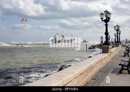 Foto Donato Fasano - LaPresse 23 02 2019 - Bari Cronaca Una nave Mercantile turca spinta Dalle raffiche di Vento e della mareggiata Si&#xe8; arenata sul litorale Sud di Bari, all'altezza della Spiaggia di Pane e Pomodoro. Sul posto Sono al lavoro mezzi della Capitaneria di Porto. Un-rimorchiatore ha tentato di inutilmente avvicinarsi alla Kirchenschiff pro agganciarla e trainarla al Largo. Le condizioni del Mare non Hanno sinora consentito di portare ein Termine l'operazione. Ein bordo c '&#xe8; l'equipaggio. La Nave&#xe8; arenata sul Basso fondale sabbioso e sbatte contro i frangiflutti. Foto Don Stockfoto