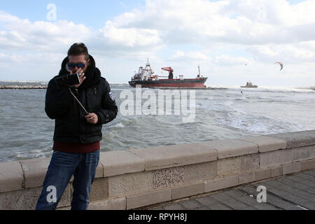 Foto Donato Fasano - LaPresse 23 02 2019 - Bari Cronaca Una nave Mercantile turca spinta Dalle raffiche di Vento e della mareggiata Si&#xe8; arenata sul litorale Sud di Bari, all'altezza della Spiaggia di Pane e Pomodoro. Sul posto Sono al lavoro mezzi della Capitaneria di Porto. Un-rimorchiatore ha tentato di inutilmente avvicinarsi alla Kirchenschiff pro agganciarla e trainarla al Largo. Le condizioni del Mare non Hanno sinora consentito di portare ein Termine l'operazione. Ein bordo c '&#xe8; l'equipaggio. La Nave&#xe8; arenata sul Basso fondale sabbioso e sbatte contro i frangiflutti. Foto Don Stockfoto