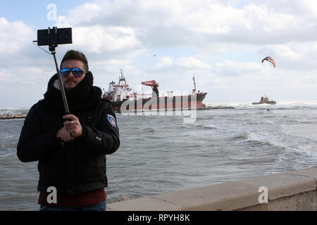 Foto Donato Fasano - LaPresse 23 02 2019 - Bari Cronaca Una nave Mercantile turca spinta Dalle raffiche di Vento e della mareggiata Si&#xe8; arenata sul litorale Sud di Bari, all'altezza della Spiaggia di Pane e Pomodoro. Sul posto Sono al lavoro mezzi della Capitaneria di Porto. Un-rimorchiatore ha tentato di inutilmente avvicinarsi alla Kirchenschiff pro agganciarla e trainarla al Largo. Le condizioni del Mare non Hanno sinora consentito di portare ein Termine l'operazione. Ein bordo c '&#xe8; l'equipaggio. La Nave&#xe8; arenata sul Basso fondale sabbioso e sbatte contro i frangiflutti. Foto Don Stockfoto