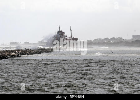 Foto Donato Fasano - LaPresse 23 02 2019 - Bari Cronaca Una nave Mercantile turca spinta Dalle raffiche di Vento e della mareggiata Si&#xe8; arenata sul litorale Sud di Bari, all'altezza della Spiaggia di Pane e Pomodoro. Sul posto Sono al lavoro mezzi della Capitaneria di Porto. Un-rimorchiatore ha tentato di inutilmente avvicinarsi alla Kirchenschiff pro agganciarla e trainarla al Largo. Le condizioni del Mare non Hanno sinora consentito di portare ein Termine l'operazione. Ein bordo c '&#xe8; l'equipaggio. La Nave&#xe8; arenata sul Basso fondale sabbioso e sbatte contro i frangiflutti. Foto Don Stockfoto