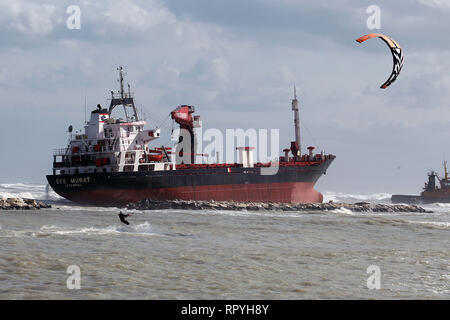 Foto Donato Fasano - LaPresse 23 02 2019 - Bari Cronaca Una nave Mercantile turca spinta Dalle raffiche di Vento e della mareggiata Si&#xe8; arenata sul litorale Sud di Bari, all'altezza della Spiaggia di Pane e Pomodoro. Sul posto Sono al lavoro mezzi della Capitaneria di Porto. Un-rimorchiatore ha tentato di inutilmente avvicinarsi alla Kirchenschiff pro agganciarla e trainarla al Largo. Le condizioni del Mare non Hanno sinora consentito di portare ein Termine l'operazione. Ein bordo c '&#xe8; l'equipaggio. La Nave&#xe8; arenata sul Basso fondale sabbioso e sbatte contro i frangiflutti. Foto Don Stockfoto