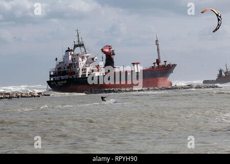 Foto Donato Fasano - LaPresse 23 02 2019 - Bari Cronaca Una nave Mercantile turca spinta Dalle raffiche di Vento e della mareggiata Si&#xe8; arenata sul litorale Sud di Bari, all'altezza della Spiaggia di Pane e Pomodoro. Sul posto Sono al lavoro mezzi della Capitaneria di Porto. Un-rimorchiatore ha tentato di inutilmente avvicinarsi alla Kirchenschiff pro agganciarla e trainarla al Largo. Le condizioni del Mare non Hanno sinora consentito di portare ein Termine l'operazione. Ein bordo c '&#xe8; l'equipaggio. La Nave&#xe8; arenata sul Basso fondale sabbioso e sbatte contro i frangiflutti. Foto Don Stockfoto