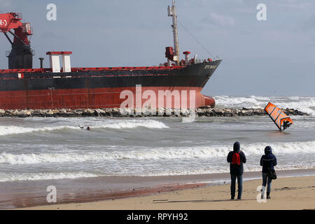 Foto Donato Fasano - LaPresse 23 02 2019 - Bari Cronaca Una nave Mercantile turca spinta Dalle raffiche di Vento e della mareggiata Si&#xe8; arenata sul litorale Sud di Bari, all'altezza della Spiaggia di Pane e Pomodoro. Sul posto Sono al lavoro mezzi della Capitaneria di Porto. Un-rimorchiatore ha tentato di inutilmente avvicinarsi alla Kirchenschiff pro agganciarla e trainarla al Largo. Le condizioni del Mare non Hanno sinora consentito di portare ein Termine l'operazione. Ein bordo c '&#xe8; l'equipaggio. La Nave&#xe8; arenata sul Basso fondale sabbioso e sbatte contro i frangiflutti. Foto Don Stockfoto