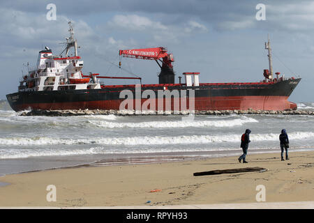 Foto Donato Fasano - LaPresse 23 02 2019 - Bari Cronaca Una nave Mercantile turca spinta Dalle raffiche di Vento e della mareggiata Si&#xe8; arenata sul litorale Sud di Bari, all'altezza della Spiaggia di Pane e Pomodoro. Sul posto Sono al lavoro mezzi della Capitaneria di Porto. Un-rimorchiatore ha tentato di inutilmente avvicinarsi alla Kirchenschiff pro agganciarla e trainarla al Largo. Le condizioni del Mare non Hanno sinora consentito di portare ein Termine l'operazione. Ein bordo c '&#xe8; l'equipaggio. La Nave&#xe8; arenata sul Basso fondale sabbioso e sbatte contro i frangiflutti. Foto Don Stockfoto