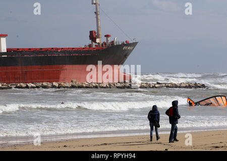 Foto Donato Fasano - LaPresse 23 02 2019 - Bari Cronaca Una nave Mercantile turca spinta Dalle raffiche di Vento e della mareggiata Si&#xe8; arenata sul litorale Sud di Bari, all'altezza della Spiaggia di Pane e Pomodoro. Sul posto Sono al lavoro mezzi della Capitaneria di Porto. Un-rimorchiatore ha tentato di inutilmente avvicinarsi alla Kirchenschiff pro agganciarla e trainarla al Largo. Le condizioni del Mare non Hanno sinora consentito di portare ein Termine l'operazione. Ein bordo c '&#xe8; l'equipaggio. La Nave&#xe8; arenata sul Basso fondale sabbioso e sbatte contro i frangiflutti. Foto Don Stockfoto