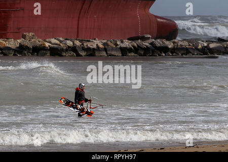 Foto Donato Fasano - LaPresse 23 02 2019 - Bari Cronaca Una nave Mercantile turca spinta Dalle raffiche di Vento e della mareggiata Si&#xe8; arenata sul litorale Sud di Bari, all'altezza della Spiaggia di Pane e Pomodoro. Sul posto Sono al lavoro mezzi della Capitaneria di Porto. Un-rimorchiatore ha tentato di inutilmente avvicinarsi alla Kirchenschiff pro agganciarla e trainarla al Largo. Le condizioni del Mare non Hanno sinora consentito di portare ein Termine l'operazione. Ein bordo c '&#xe8; l'equipaggio. La Nave&#xe8; arenata sul Basso fondale sabbioso e sbatte contro i frangiflutti. Foto Don Stockfoto