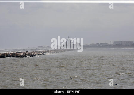 Foto Donato Fasano - LaPresse 23 02 2019 - Bari Cronaca Una nave Mercantile turca spinta Dalle raffiche di Vento e della mareggiata Si&#xe8; arenata sul litorale Sud di Bari, all'altezza della Spiaggia di Pane e Pomodoro. Sul posto Sono al lavoro mezzi della Capitaneria di Porto. Un-rimorchiatore ha tentato di inutilmente avvicinarsi alla Kirchenschiff pro agganciarla e trainarla al Largo. Le condizioni del Mare non Hanno sinora consentito di portare ein Termine l'operazione. Ein bordo c '&#xe8; l'equipaggio. La Nave&#xe8; arenata sul Basso fondale sabbioso e sbatte contro i frangiflutti. Foto Don Stockfoto