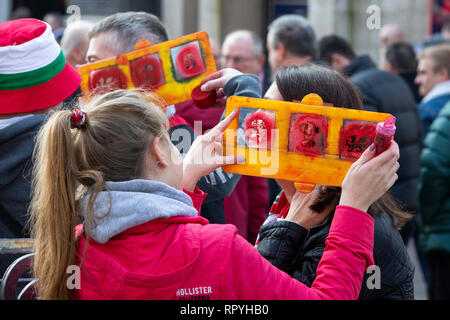 Cardiff, Wales, UK. 23. Feb 2019. Wales und England Rugby Anhänger versammeln sich in Cardiff City Centre vor der Sechs Nationen zwischen den beiden Mannschaften. Credit: gruffydd Thomas/Alamy leben Nachrichten Stockfoto