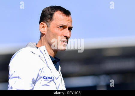 Darmstadt, Deutschland. 23 Feb, 2019. 2. Fussball Bundesliga, SV Darmstadt 98 - Dynamo Dresden 23. Spieltag, in der Merck Stadion am Böllenfalltor. Der Darmstädter interim Coach Kai Peter Schmitz kommt zum Stadion. Foto: Uwe Anspach/dpa - WICHTIGER HINWEIS: In Übereinstimmung mit den Anforderungen der DFL Deutsche Fußball Liga oder der DFB Deutscher Fußball-Bund ist es untersagt, zu verwenden oder verwendet Fotos im Stadion und/oder das Spiel in Form von Bildern und/oder Videos - wie Foto Sequenzen getroffen haben./dpa/Alamy leben Nachrichten Stockfoto