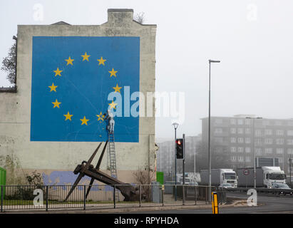 Dover. 22 Feb, 2019. Foto am 13.02.22, 2019 zeigt ein Wandgemälde, das vom Britischen Graffiti Künstler Banksy getroffen, die ein Arbeiter in einen der Sterne auf der Europäischen Union (EU) themed Flagge in Dover, Großbritannien chipping. Credit: Han Yan/Xinhua/Alamy leben Nachrichten Stockfoto