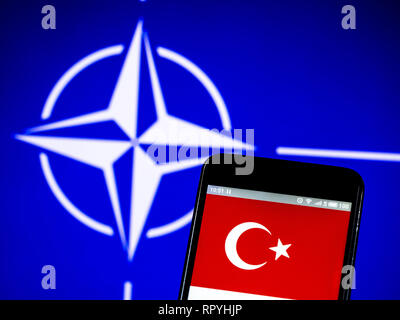 In der Ukraine. 23 Feb, 2019. Türkei Flagge auf ein Smartphone mit einer NATO-Flagge im Hintergrund angezeigt. Quelle: Igor Golovniov/SOPA Images/ZUMA Draht/Alamy leben Nachrichten Stockfoto