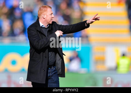 Darmstadt, Deutschland. 23 Feb, 2019. 2. Fussball Bundesliga, SV Darmstadt 98 - Dynamo Dresden 23. Spieltag, in der Merck Stadion am Böllenfalltor. Dresden Trainer Maik Walpurgis gestikulierte. Foto: Uwe Anspach/dpa - WICHTIGER HINWEIS: In Übereinstimmung mit den Anforderungen der DFL Deutsche Fußball Liga oder der DFB Deutscher Fußball-Bund ist es untersagt, zu verwenden oder verwendet Fotos im Stadion und/oder das Spiel in Form von Bildern und/oder Videos - wie Foto Sequenzen getroffen haben./dpa/Alamy leben Nachrichten Stockfoto