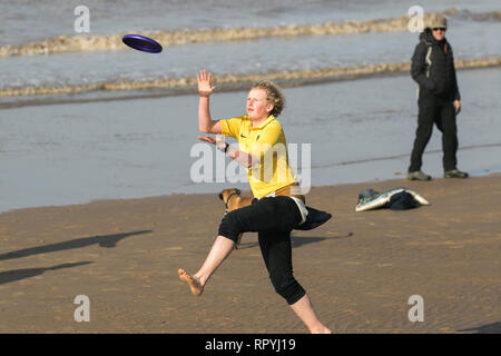 Blackpool, Lancashire. 23. Februar, 2019. UK Wetter. Hell, sonnig warmen Tag an der Küste. Urlauber, Touristen und Besucher das Resort einen kurzen Aufenthalt am Meer genießen, bevor Sie durch die Flut gejagt werden. Credit: MWI/AlamyLiveNews Stockfoto