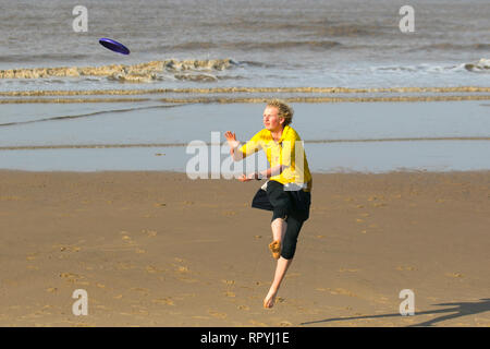 Blackpool, Lancashire. 23. Februar, 2019. UK Wetter. Hell, sonnig warmen Tag an der Küste. Urlauber, Touristen und Besucher das Resort einen kurzen Aufenthalt am Meer genießen, bevor Sie durch die Flut gejagt werden. Credit: MWI/AlamyLiveNews Stockfoto