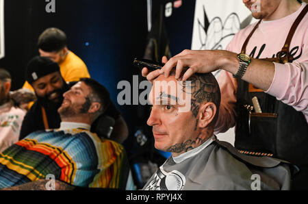 Brighton, UK, 23. Februar 2019 - Zeit für ein Kopf rasieren und ein Tattoo auf der 12. jährlichen Brighton Tattoo Convention in den Brighton Center statt über das Wochenende mit über 300 erstklassige tattooists nehmen Teil: Simon Dack/Alamy leben Nachrichten Stockfoto