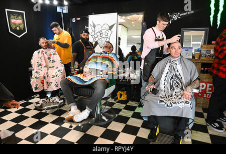 Brighton, UK, 23. Februar 2019 - Zeit für ein Kopf rasieren und ein Tattoo auf der 12. jährlichen Brighton Tattoo Convention in den Brighton Center statt über das Wochenende mit über 300 erstklassige tattooists nehmen Teil: Simon Dack/Alamy leben Nachrichten Stockfoto