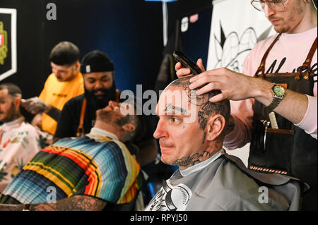 Brighton, UK, 23. Februar 2019 - Zeit für ein Kopf rasieren und ein Tattoo auf der 12. jährlichen Brighton Tattoo Convention in den Brighton Center statt über das Wochenende mit über 300 erstklassige tattooists nehmen Teil: Simon Dack/Alamy leben Nachrichten Stockfoto