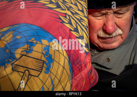 Moskau, Russland. 23. Februar 2019: Teilnehmer im März von der Russischen Kommunistischen Partei im Zentrum von Moskau statt der 101. Jahrestag der Errichtung der Roten Armee und Marine auf Verteidiger des Vaterlandes Tag Credit: Nikolay Winokurow/Alamy Leben Nachrichten zu markieren Stockfoto