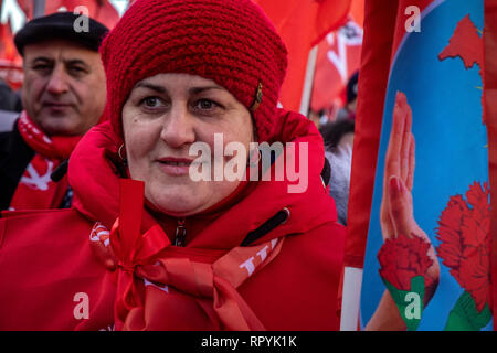 Moskau, Russland. 23. Februar 2019: Teilnehmer im März von der Russischen Kommunistischen Partei im Zentrum von Moskau statt der 101. Jahrestag der Errichtung der Roten Armee und Marine auf Verteidiger des Vaterlandes Tag Credit: Nikolay Winokurow/Alamy Leben Nachrichten zu markieren Stockfoto