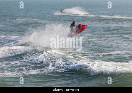 Bournemouth, Dorset, Großbritannien. Februar 2019. Wetter in Großbritannien: Jetskifahrer begeistern Besucher des Bournemouth Strandes mit ihren akrobatischen Fähigkeiten und Tricks an einem warmen sonnigen Tag. Jetskifahrer Jetskifahrer Jetskis Jetskis Jetski Jetski Jetskifahrer Jetskifahrer Jetskifahren Jetskifahren Jetski. Quelle: Carolyn Jenkins/Alamy Live News Stockfoto