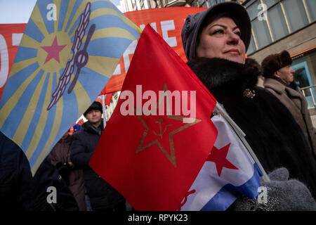 Moskau, Russland. 23. Februar 2019: einer Frau mit Fahnen der drei Zweige der Russischen Armee durign im März von der Russischen Kommunistischen Partei im Zentrum von Moskau statt der 101. Jahrestag der Errichtung der Roten Armee und Marine auf Verteidiger des Vaterlandes Tag Credit: Nikolay Winokurow/Alamy Leben Nachrichten zu markieren Stockfoto