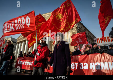 Moskau, Russland. 23. Februar 2019: Teilnehmer im März von der Russischen Kommunistischen Partei im Zentrum von Moskau statt der 101. Jahrestag der Errichtung der Roten Armee und Marine auf Verteidiger des Vaterlandes Tag Credit: Nikolay Winokurow/Alamy Leben Nachrichten zu markieren Stockfoto